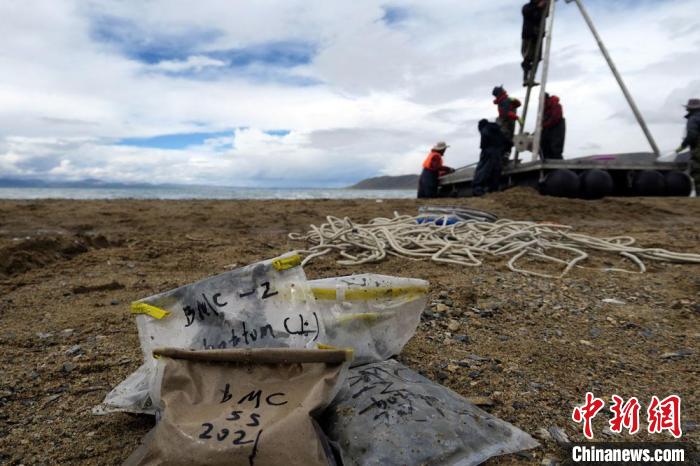 科考隊(duì)員從巴木錯(cuò)采集的科研樣品?！?lt;a target='_blank' ><p  align=