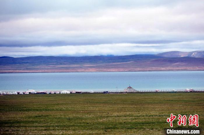 西藏安多縣茲格塘錯岸邊帳篷林立，旅游業(yè)發(fā)展勢頭良好?！?lt;a target='_blank' ><p  align=