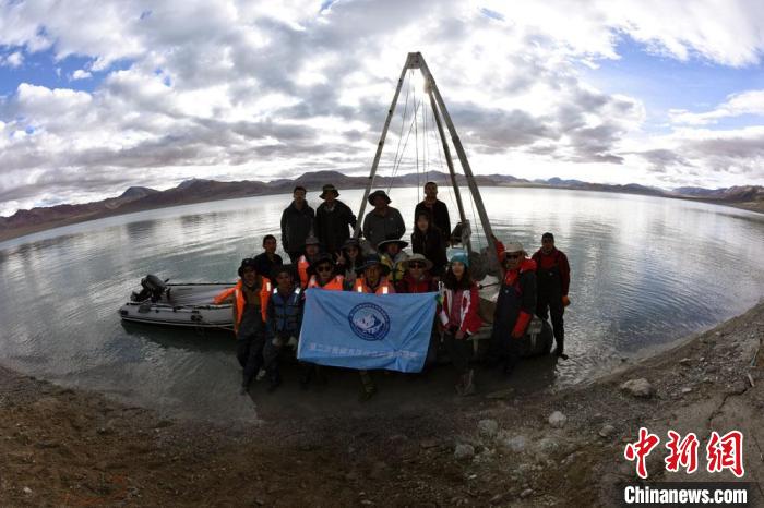 科考隊員在結(jié)則茶卡湖岸邊合影?！?lt;a target='_blank' ><p  align=