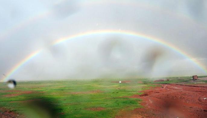 科考隊(duì)員在茲格塘錯(cuò)采樣返程途中，高原風(fēng)雨彩虹送行?！?lt;a target='_blank' ><p  align=