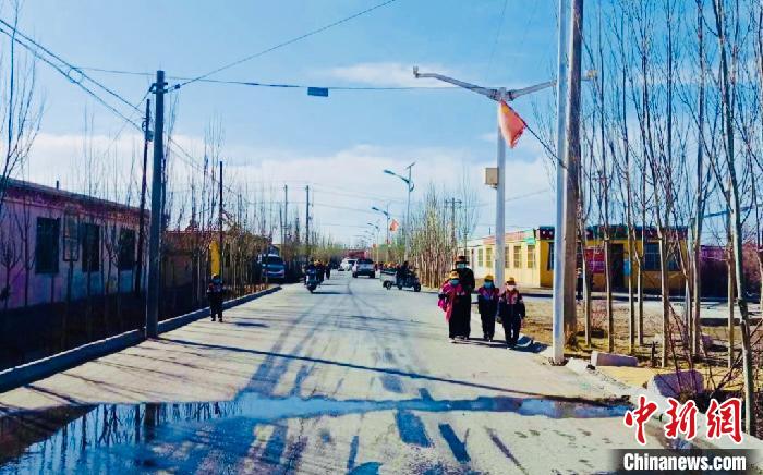 圖為黃河源昆侖社區(qū)馬路的一角?！「駹柲臼形麄鞑?供圖