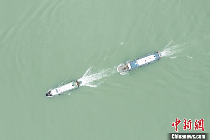 聯(lián)合巡江守護(hù)活動(dòng)現(xiàn)場(chǎng)?！〗部h融媒體中心 攝