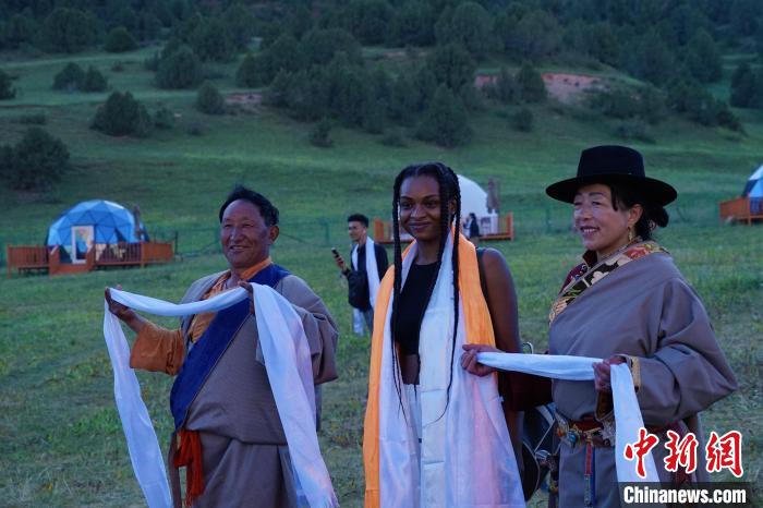 圖為當(dāng)?shù)孛癖娕c外籍留學(xué)生合影留念?！●R銘言 攝