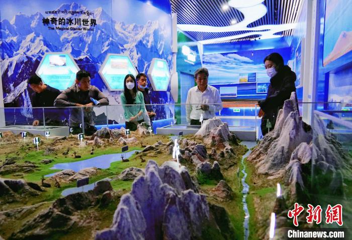 圖為中外嘉賓在玉樹州博物館內(nèi)參觀?！●R銘言 攝