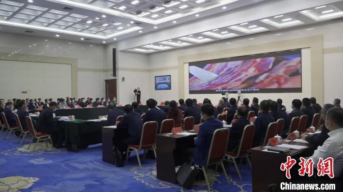 圖為部省共同打造青海綠色有機農(nóng)畜產(chǎn)品輸出地推進(jìn)會議現(xiàn)場?！±罱瓕?攝