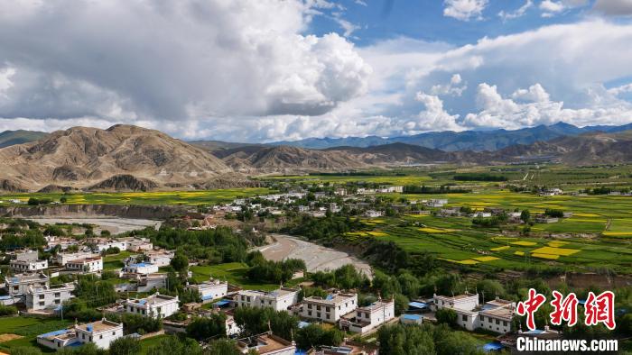 圖為依地形而建的西藏拉薩市尼木縣村居。　謝牧 攝