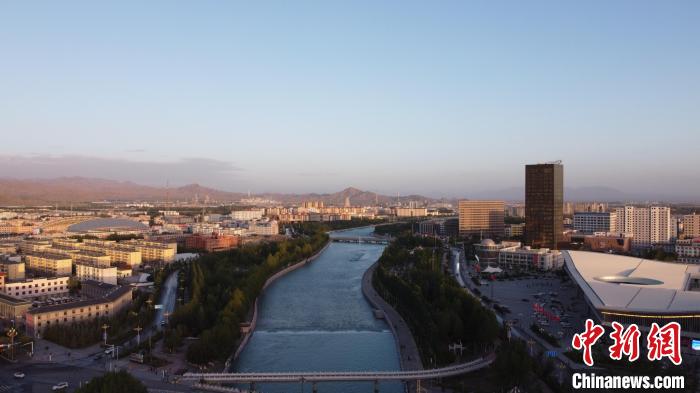 圖為無人機航拍德令哈巴音河?！『钨婚?攝