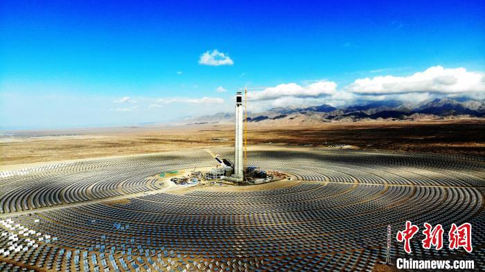 圖為德令哈光伏產(chǎn)業(yè)園?！O睿 攝