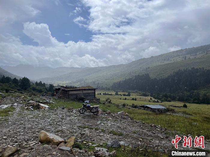 圖為9月28日一輛停在牧場上的摩托車。 <a target='_blank' href='/'><p  align=