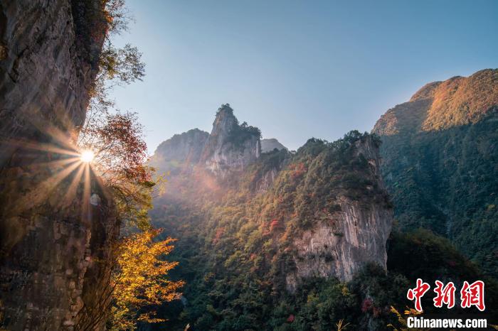 朝霞?！∏貪h忠 攝