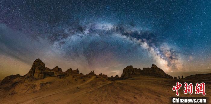 資料圖為冷湖賽什騰山天文臺(tái)址的星空?！±浜I(yè)園區(qū)供圖