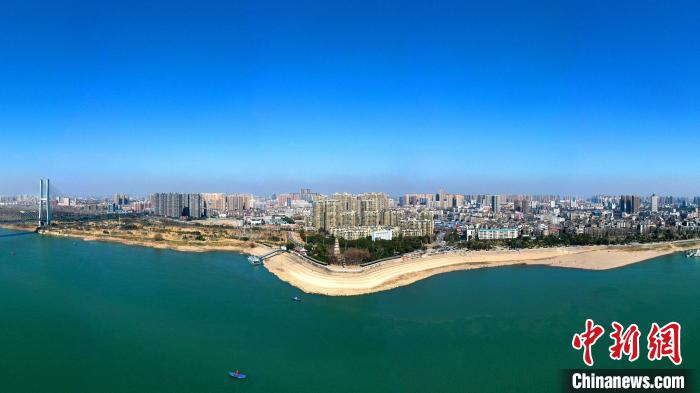 荊州市內(nèi)的荊江大堤。(資料圖) 湯偉 攝