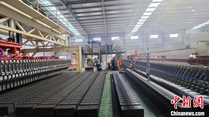 圖為張掖市宏能煤業(yè)有限公司煤矸石綜合利用項目現(xiàn)場。(資料圖) 錢大偉 攝