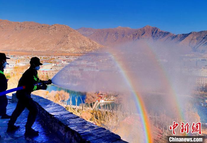 12月6日，布達(dá)拉宮消防救援大隊(duì)在布達(dá)拉宮山體林草區(qū)域開(kāi)展?jié)窕ぷ鳌！㈣?攝