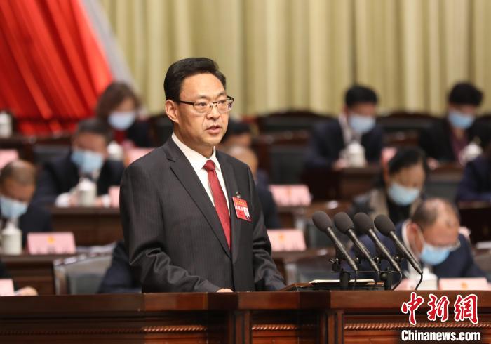 圖為青海省西寧市人民政府代市長(zhǎng)石建平作政府工作報(bào)告。　祁增蓓 攝