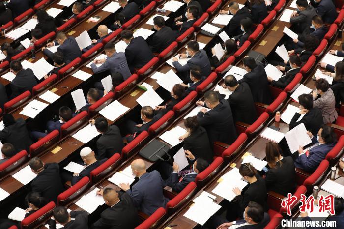 圖為會(huì)議現(xiàn)場(chǎng)，參會(huì)代表正在聽(tīng)取政府工作報(bào)告。　祁增蓓 攝