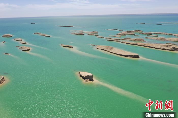 圖為海西州境內(nèi)的水上雅丹風(fēng)光?！≮w凜松 攝