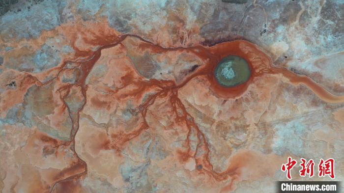 圖為海西州境內(nèi)的“網(wǎng)紅”景點(diǎn)“惡魔之眼”?！≮w凜松 攝