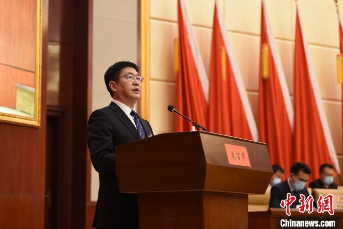 圖為青海省果洛州人民政府州長葉萬彬作政府工作報告?！　《嘟馨盒?攝