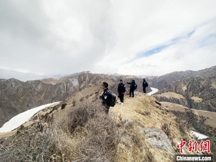 圖為曲麻萊縣崗當(dāng)村的生態(tài)管護(hù)人員開展巡護(hù)?！《“瓦_(dá)杰 攝