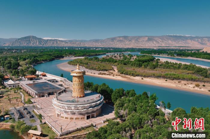 航拍青海貴德黃河岸畔綠意濃濃?！≮w凜松 攝