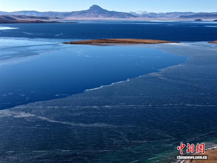 航拍冬日錯鄂湖景色迷人