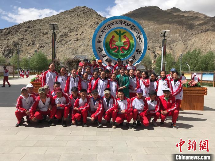 杭州學(xué)軍中學(xué)校長陳萍:脫貧攻堅(jiān)教育須先行