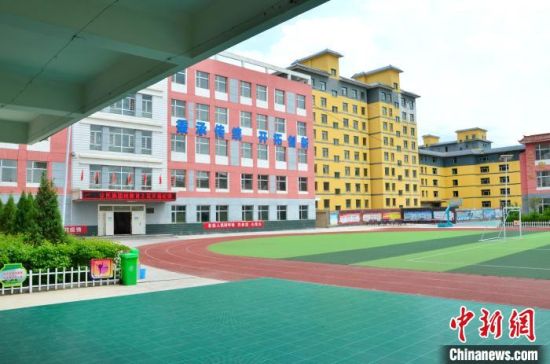 圖為化隆縣第一小學(xué)?！◆?shù)り?yáng)　攝