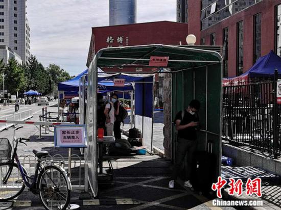 中國(guó)科學(xué)院大學(xué)校門(mén)外，豎立著“家長(zhǎng)止步”的提示牌。 中新網(wǎng) 張尼 攝