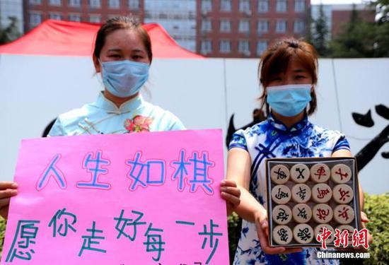 資料圖：2020年7月河南鄭州一高考考點(diǎn)，考生家長(zhǎng)送考 中新社記者 王中舉 攝