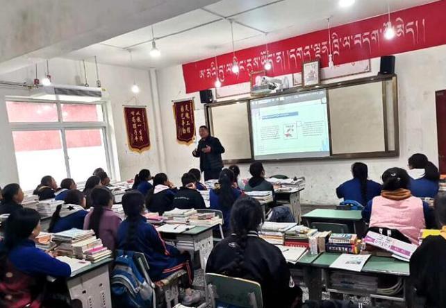 學生在免費輔導班上課?！∧岈敵?攝