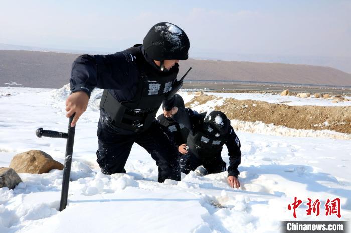 圖為扎西堅(jiān)參與隊(duì)友在巡邏途中?！≡鲌?jiān)參供圖