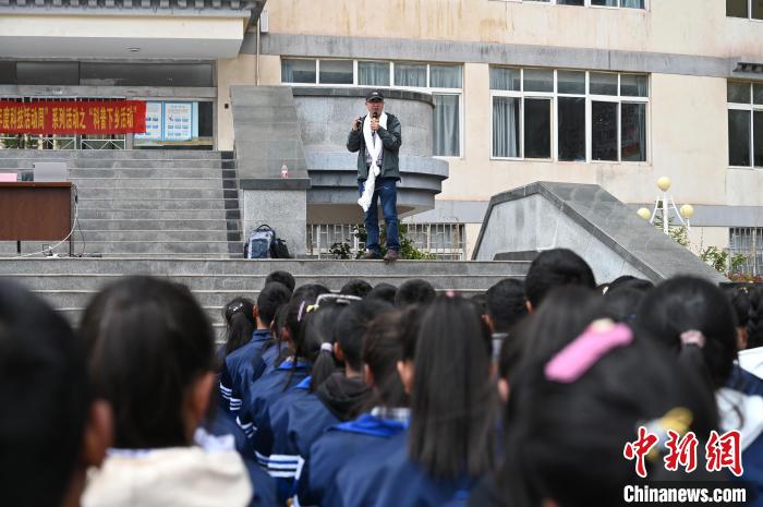 圖為西藏大學教授寧長春為中學生授課。　趙朗 攝