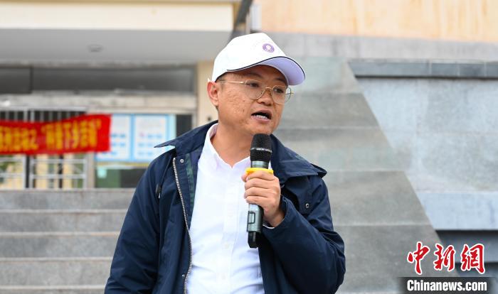 圖為西藏大學教授李昊為中學生授課?！≮w朗 攝