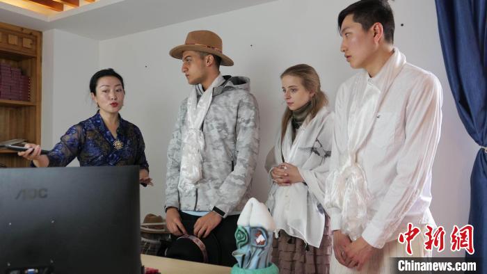 圖為圖為主播白瑪旺姆為留學(xué)生介紹直播流程?！≈x牧 攝