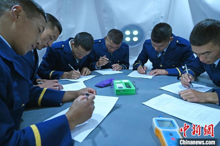 圖為消防員在高壓氧艙內(nèi)填寫(xiě)問(wèn)卷?！≮w朗 攝