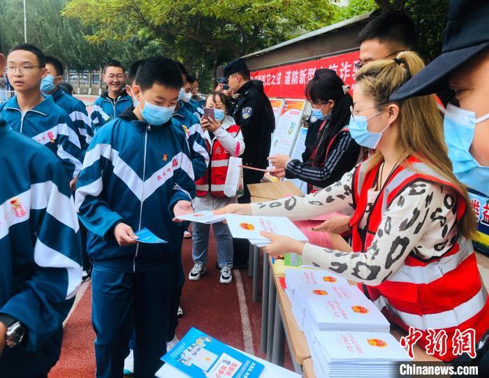 圖為西寧市法制宣傳進校園?！∥鲗幨谐俏鲄^(qū)供圖