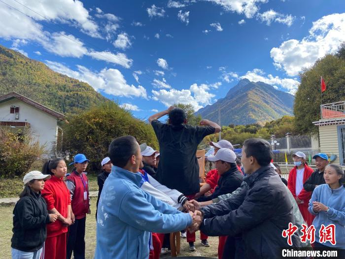 圖為學(xué)生們?cè)谖鞑匕退纱肭嗌倌昊顒?dòng)營(yíng)地開(kāi)展趣味活動(dòng)。　西藏青少年實(shí)踐教育基地供圖