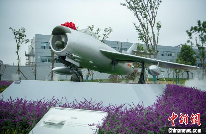 園林式戰(zhàn)斗機(jī)博物館內(nèi)展示的“殲5甲”飛機(jī)。　劉忠俊 攝