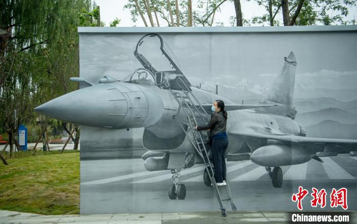 “猛龍出擊”互動(dòng)墻前市民體驗(yàn)登機(jī)場景?！⒅铱?攝