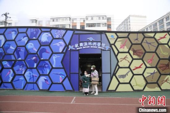 圖為西寧市第一中學(xué)濕地科普宣教館?！±罱瓕?攝