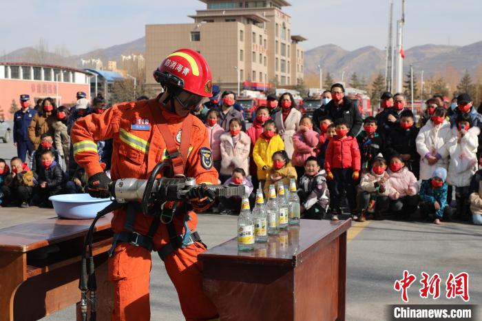 圖為消防救援人員技能展示?！铨埥?攝