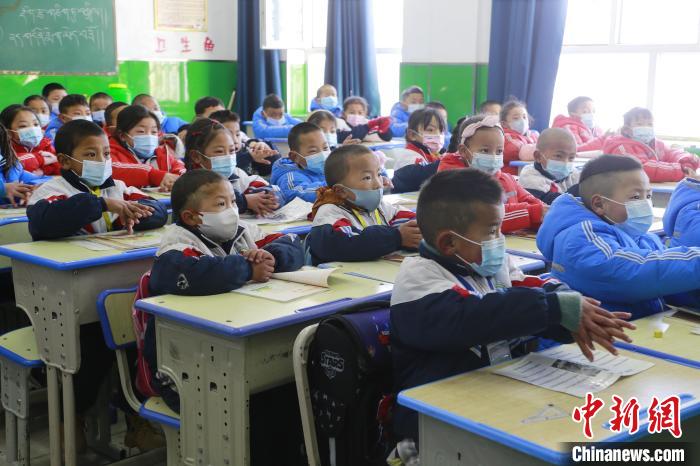 圖為學(xué)生學(xué)習(xí)七步洗手法。　馬銘言 攝