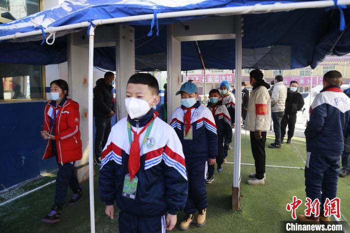 圖為學(xué)生測(cè)量體溫后進(jìn)入校園。　馬銘言 攝