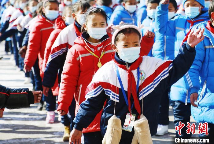 圖為學(xué)生跳起歡快的藏族舞蹈迎接新學(xué)期?！●R銘言 攝