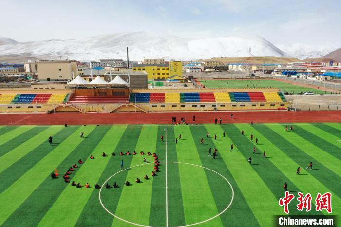 航拍曲麻萊縣足球場?！●R銘言 攝