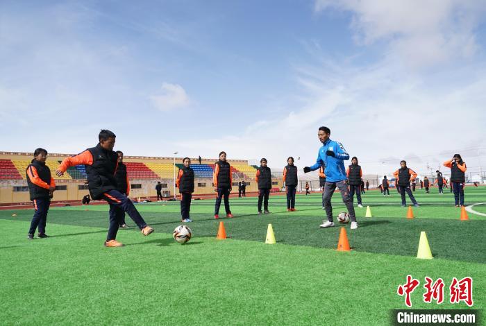 圖為孩子們正在進(jìn)行訓(xùn)練?！●R銘言 攝