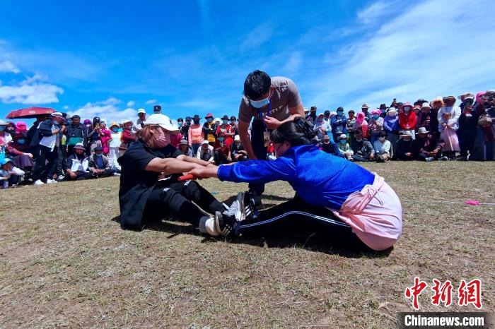 圖為當(dāng)?shù)孛癖娺M(jìn)行蹬棍比賽?！±铍h 攝