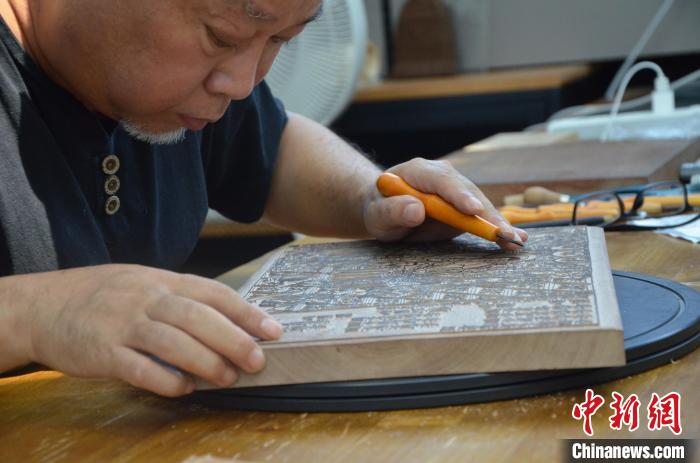 甘肅手藝人醉心雕版敦煌壁畫:一把刻刀勾勒佛國(guó)世界