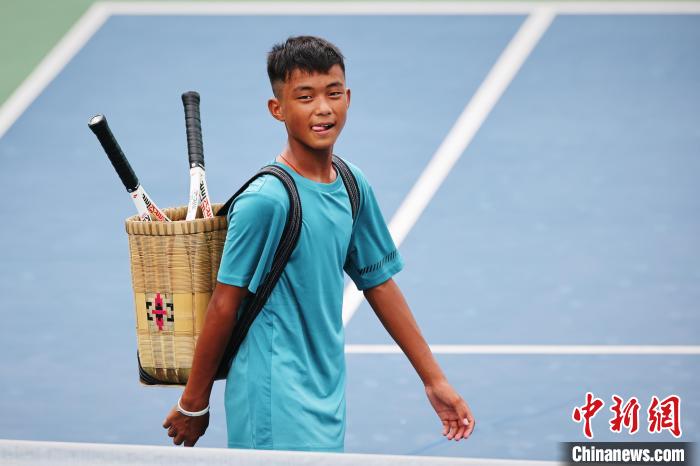 王發(fā)背著背簍在賽場(chǎng)上。　李建藝 攝